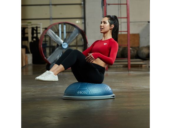 Femme travaillant les abdominaux sur le BOSU® Pro NexGen™ Femme travaillant les abdominaux sur le BOSU® Pro NexGen™