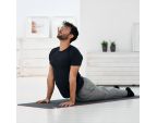 Homme effectuant un exercice d'étirement avec le tapis Yoga Terra SISSEL®