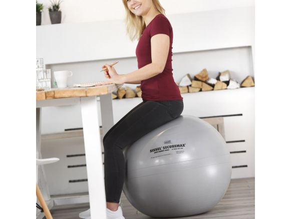 Femme assise sur le ballon de Gymnastique SISSEL® SECUREMAX® Ø65 cm gris Femme assise sur le ballon de Gymnastique SISSEL® SECUREMAX® Ø65 cm gris
