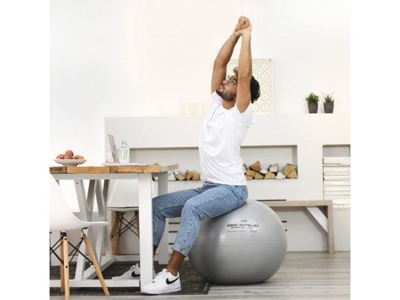 Homme faisant un étirement sur le ballon de Gymnastique SISSEL® SECUREMAX® Ø65 cm gris Homme faisant un étirement sur le ballon de Gymnastique SISSEL® SECUREMAX® Ø65 cm gris