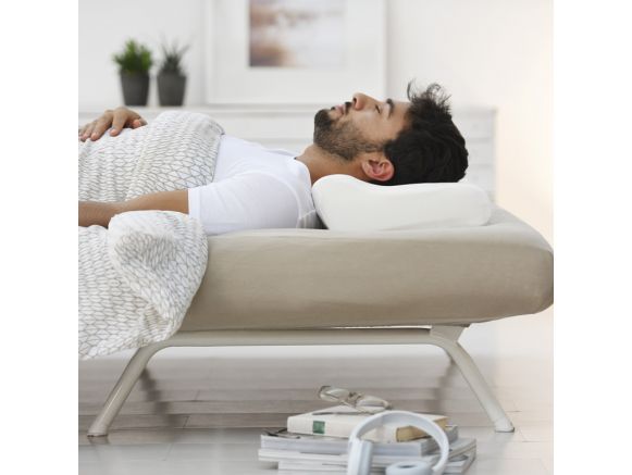 Homme dormant sur le SISSEL® SOFT PLUS Oreiller à mémoire de forme Homme dormant sur le SISSEL® SOFT PLUS Oreiller à mémoire de forme