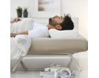 Homme dormant sur le SISSEL® SOFT PLUS Oreiller à mémoire de forme