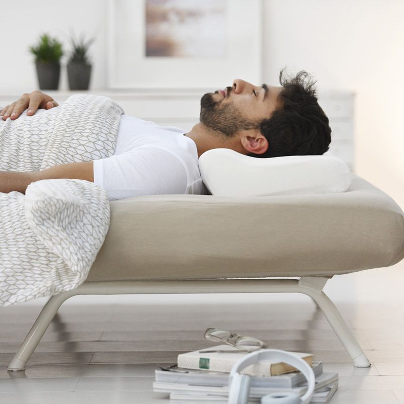 Homme dormant sur le SISSEL® SOFT PLUS Oreiller à mémoire de forme