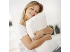 Femme ayant la tête posée sur le SISSEL® SOFT PLUS Oreiller à mémoire de forme