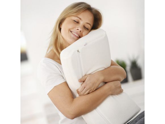 Femme ayant la tête posée sur le SISSEL® SOFT PLUS Oreiller à mémoire de forme Femme ayant la tête posée sur le SISSEL® SOFT PLUS Oreiller à mémoire de forme