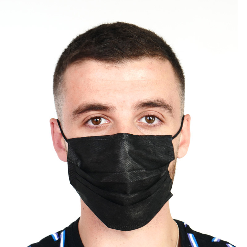 Homme portant un masque noir à usage unique sur le nez Homme portant un masque noir à usage unique sur le nez