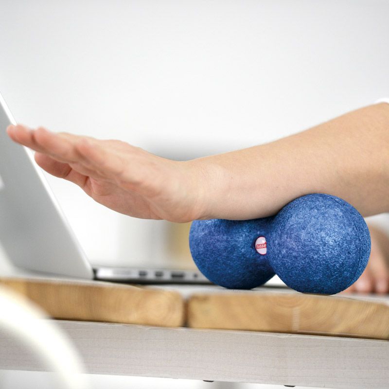 Double Ball SISSEL® Myofascia Ø8 cm bleue sous un avant-bras Double Ball SISSEL® Myofascia Ø8 cm bleue sous un avant-bras
