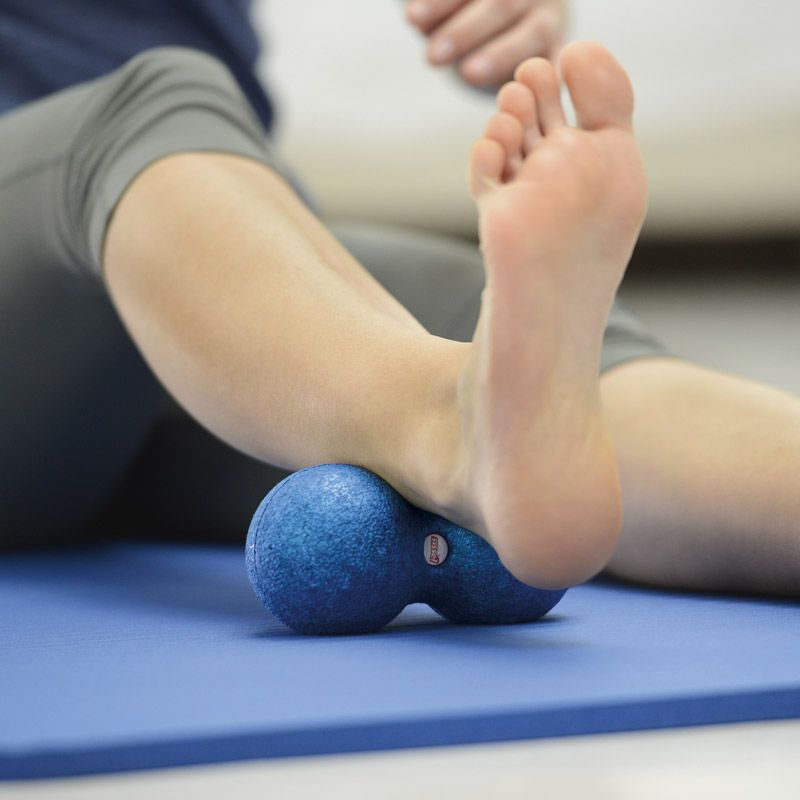 Double Ball SISSEL® Myofascia Ø8 cm bleue sous une cheville Double Ball SISSEL® Myofascia Ø8 cm bleue sous une cheville