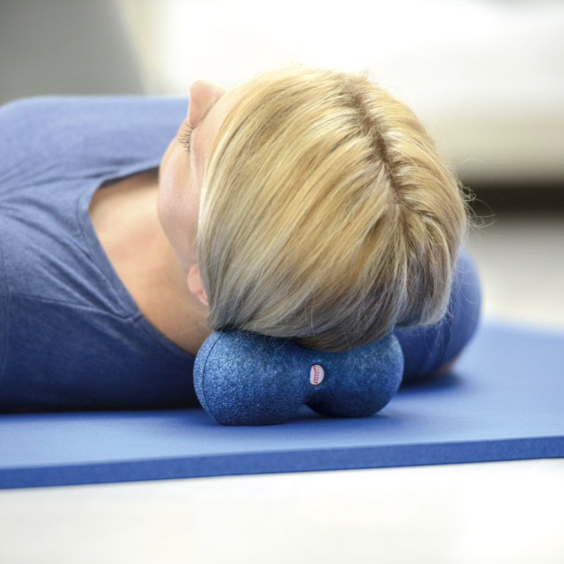 Double Ball SISSEL® Myofascia Ø8 cm bleue sous une nuque Double Ball SISSEL® Myofascia Ø8 cm bleue sous une nuque