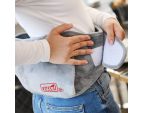 Positionnement d'une COMFY BELT SISSEL® sur le ventre d'une jeune femme