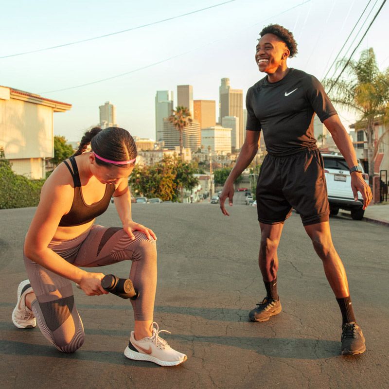 Utilisation de l'Hypervolt 2 Pro sur le mollet pendant un entraînement