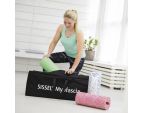 Femme avec le sac de transport MYOFASCIA et des Myofascia roller