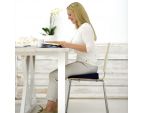 Femme utilisant le coussin triangulaire SISSEL® SIT STANDARD