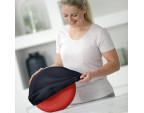 Positionnement de la housse aérée sur un coussin d'assise SITFIT® rouge dans une cuisine