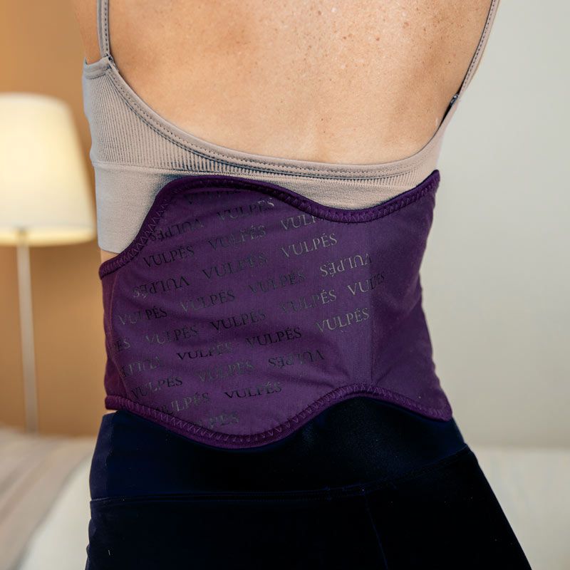 Zoom femme de dos avec la ceinture chauffante lombaire Vulpés + batterie Zoom femme de dos avec la ceinture chauffante lombaire Vulpés + batterie