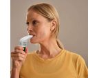 Femme qui utilise un POWERbreathe® EX1 EMT Vert à résistance légère
