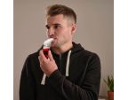 Homme qui utilise POWERbreathe® EX1 EMT Rouge à résistance forte Homme qui utilise POWERbreathe® EX1 EMT Rouge à résistance forte