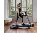 Jeune femme utilisant le tapis de course Technogym MyRun Jeune femme utilisant le tapis de course Technogym MyRun