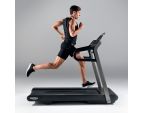Jeune homme utilisant le tapis de course Technogym MyRun Jeune homme utilisant le tapis de course Technogym MyRun