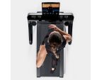 Jeune femme utilisant le tapis de course Technogym MyRun vue du dessus Jeune femme utilisant le tapis de course Technogym MyRun vue du dessus