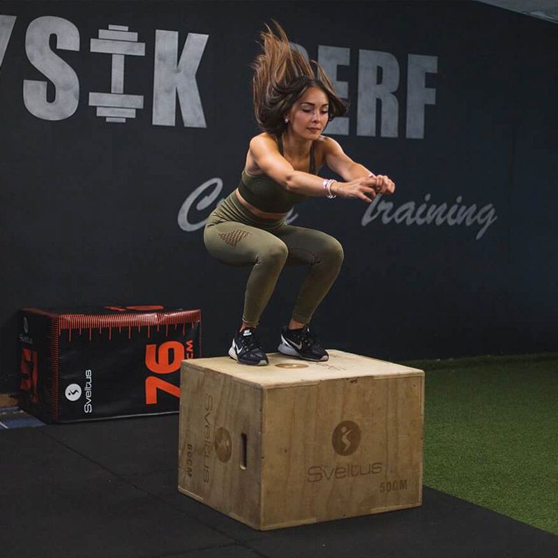Utilisation de la Plyobox en bois par un jeune femme
