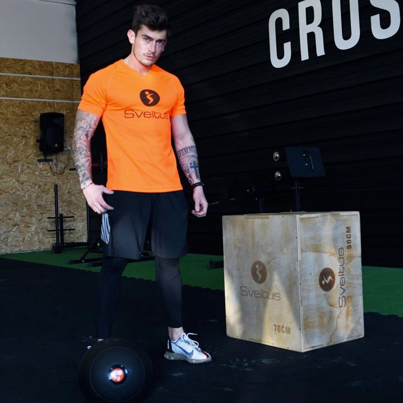 Jeune homme positionné à côté de la Plyobox Sveltus