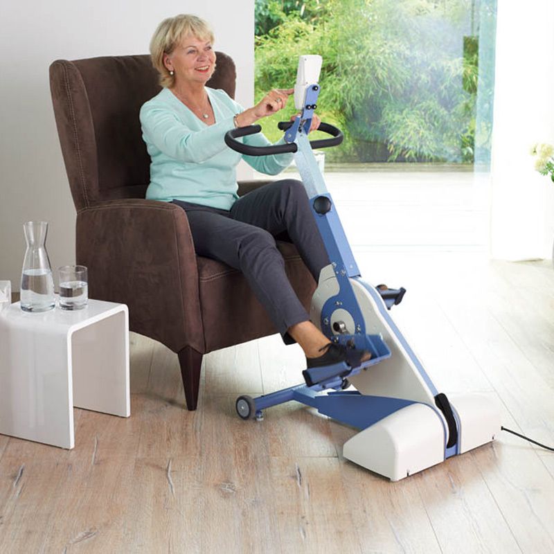 Femme utilisant l'entraîneur thérapeutique motorisé membres inférieurs THERA-Trainer TIGO 564