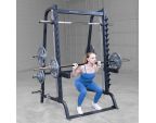 Jeune femme en train de faire des squats sur le Rack Smith Base serie 7 Bodysolid
