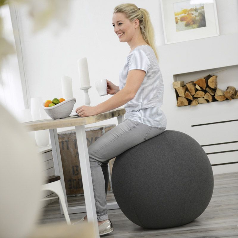 femme assise siege ballon gris