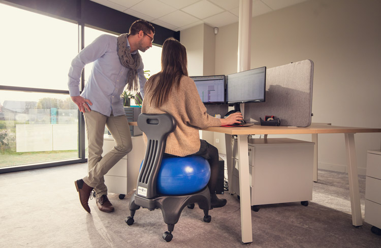 Audrey assise sur la Tonic Chair® Originale bleu